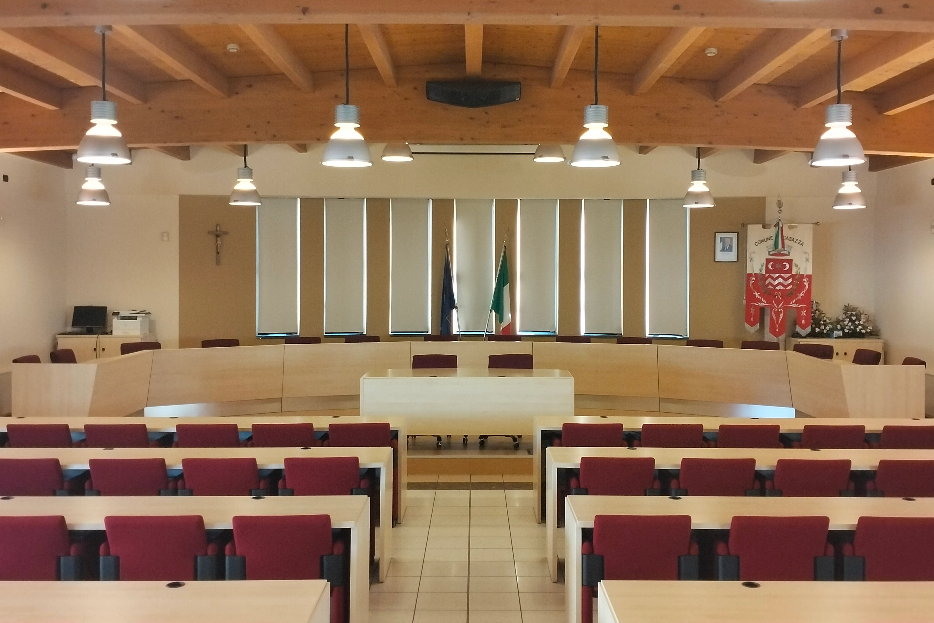 La Sala Consiliare è il luogo di riunione del consiglio comunale e come tale simbolo dell'unione e del dialogo all'interno della comunità di Casazza
