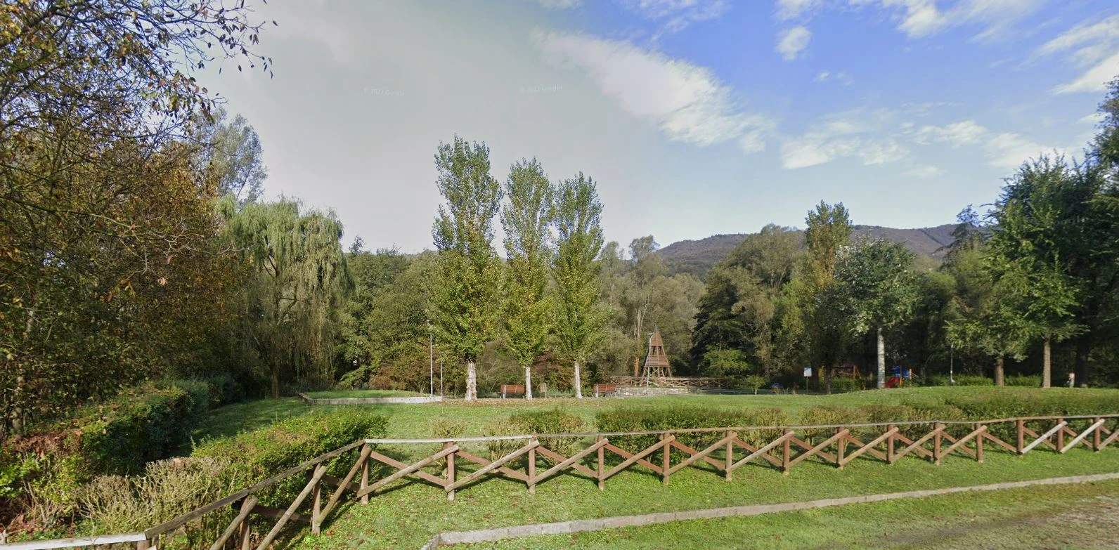 Il parco è situato fra la Via Piave e il fiume Cherio, in località Molini di Colognola 